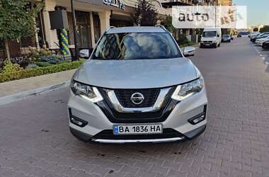 Внедорожник / Кроссовер Nissan Rogue 2018 в 