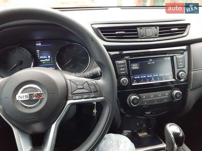 Внедорожник / Кроссовер Nissan Rogue 2018 в Глухове