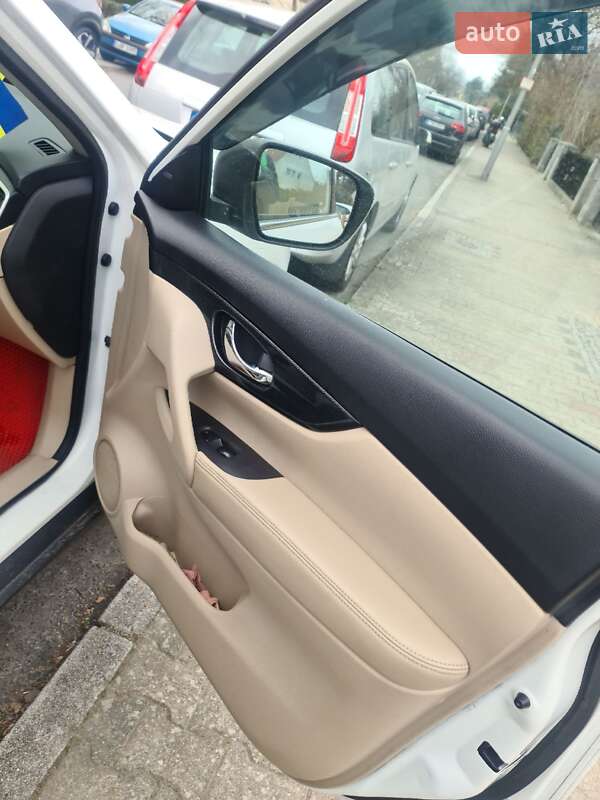 Внедорожник / Кроссовер Nissan Rogue 2014 в Черновцах