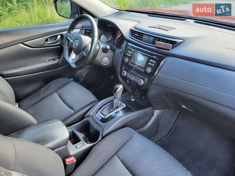 Внедорожник / Кроссовер Nissan Rogue 2017 в Каневе