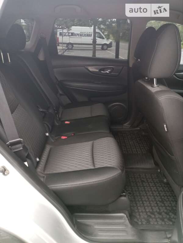 Позашляховик / Кросовер Nissan Rogue 2017 в Ужгороді