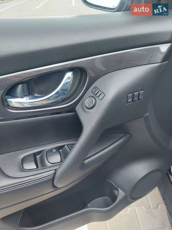 Внедорожник / Кроссовер Nissan Rogue 2019 в Вишневом