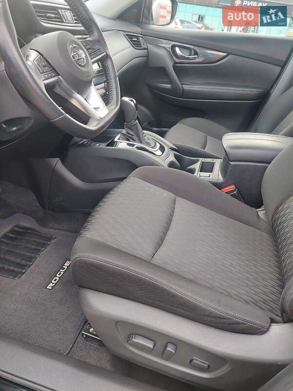 Внедорожник / Кроссовер Nissan Rogue 2019 в Вишневом