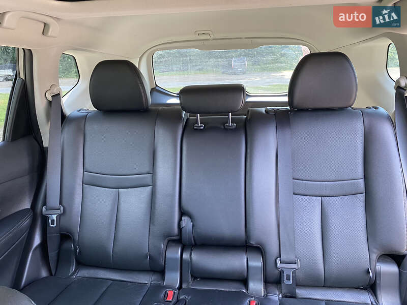 Позашляховик / Кросовер Nissan Rogue 2016 в Чернівцях