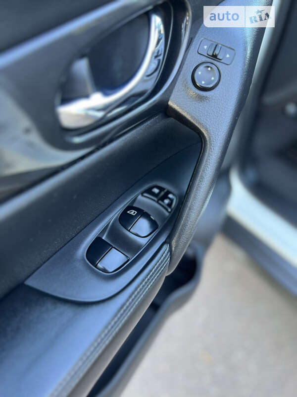 Позашляховик / Кросовер Nissan Rogue 2017 в Житомирі