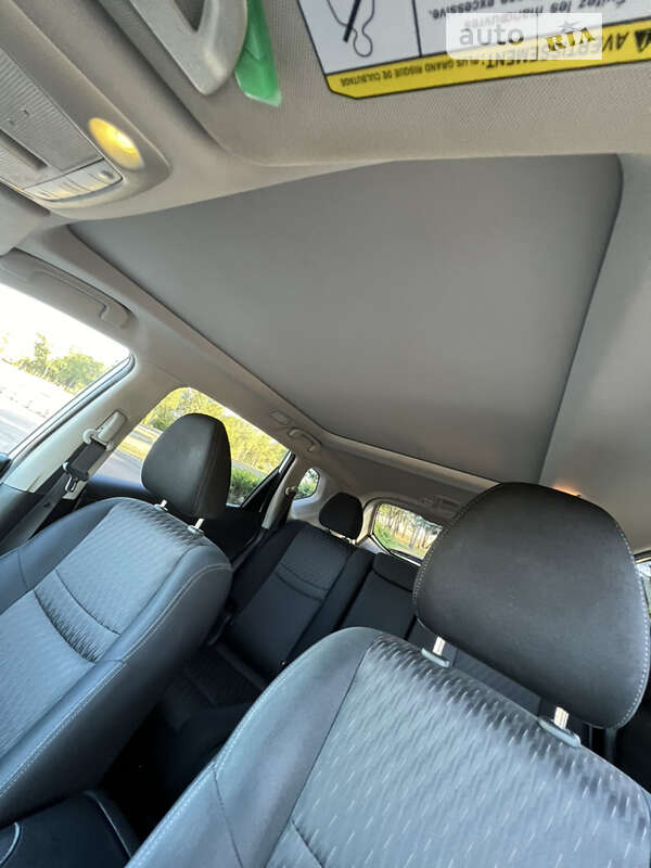 Позашляховик / Кросовер Nissan Rogue 2017 в Житомирі