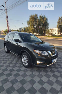 Позашляховик / Кросовер Nissan Rogue 2017 в Чернівцях