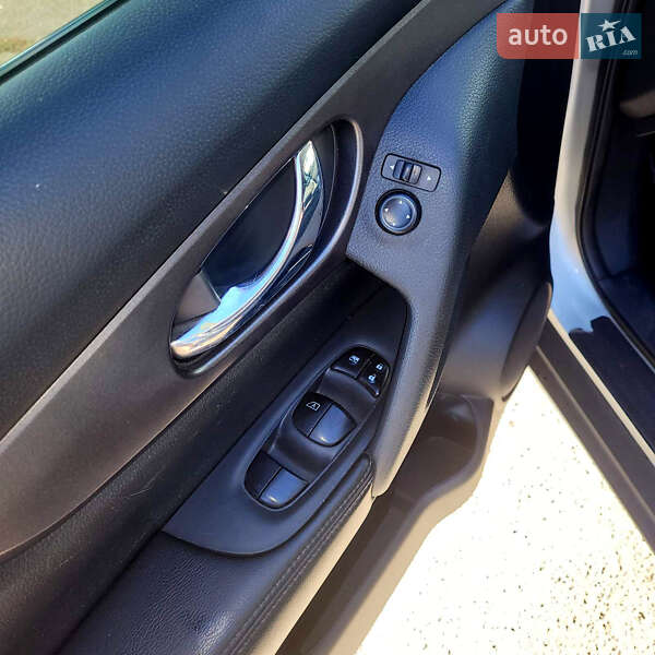 Внедорожник / Кроссовер Nissan Rogue 2016 в Киеве