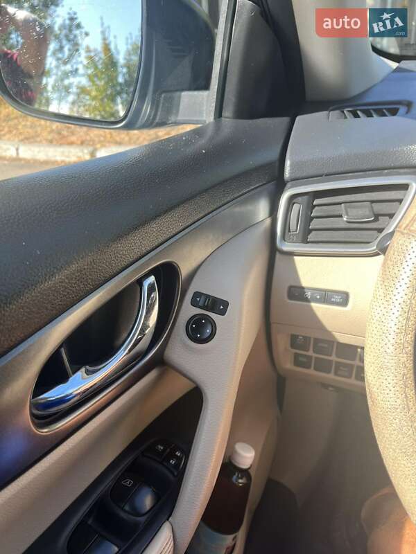 Позашляховик / Кросовер Nissan Rogue 2016 в Коростишеві