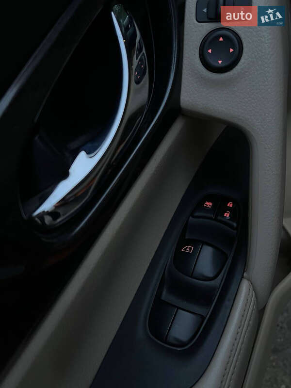 Позашляховик / Кросовер Nissan Rogue 2017 в Львові