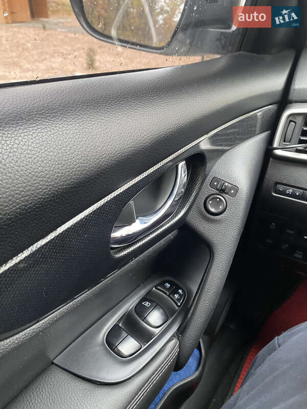 Позашляховик / Кросовер Nissan Rogue 2015 в Миколаєві