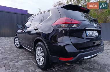 Внедорожник / Кроссовер Nissan Rogue 2017 в Ровно