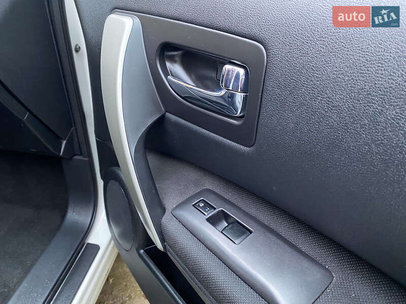 Внедорожник / Кроссовер Nissan Rogue 2012 в Стрые