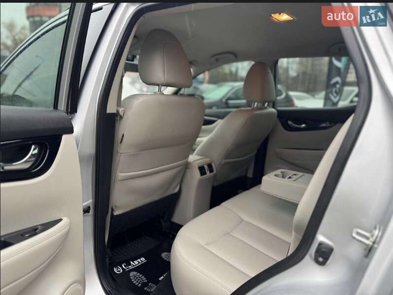 Позашляховик / Кросовер Nissan Rogue 2018 в Чернівцях