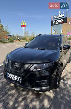 Внедорожник / Кроссовер Nissan Rogue 2018 в 