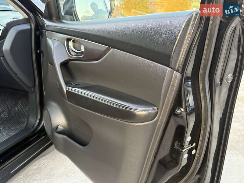 Позашляховик / Кросовер Nissan Rogue 2015 в Рівному