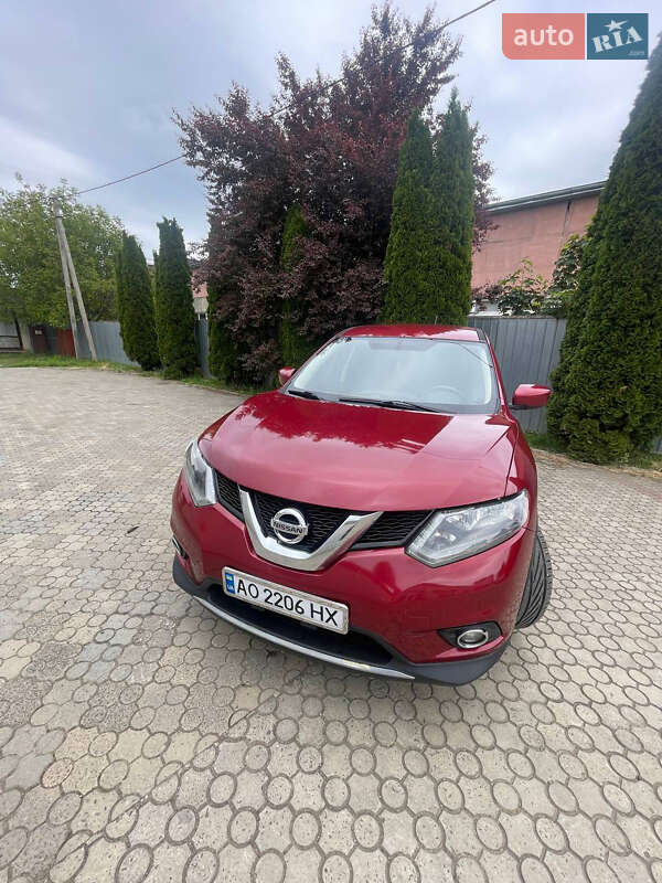 Внедорожник / Кроссовер Nissan Rogue 2016 в Ужгороде