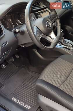Внедорожник / Кроссовер Nissan Rogue 2018 в 