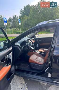 Внедорожник / Кроссовер Nissan Rogue 2018 в 