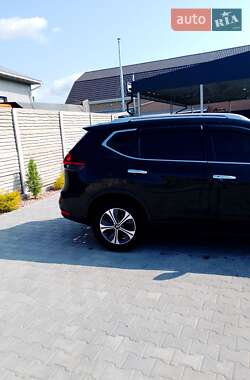 Внедорожник / Кроссовер Nissan Rogue 2018 в 