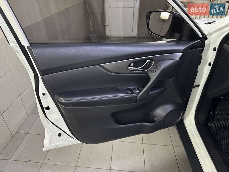 Позашляховик / Кросовер Nissan Rogue 2015 в Умані