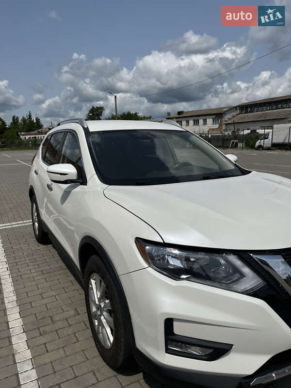 Позашляховик / Кросовер Nissan Rogue 2018 в Ромнах