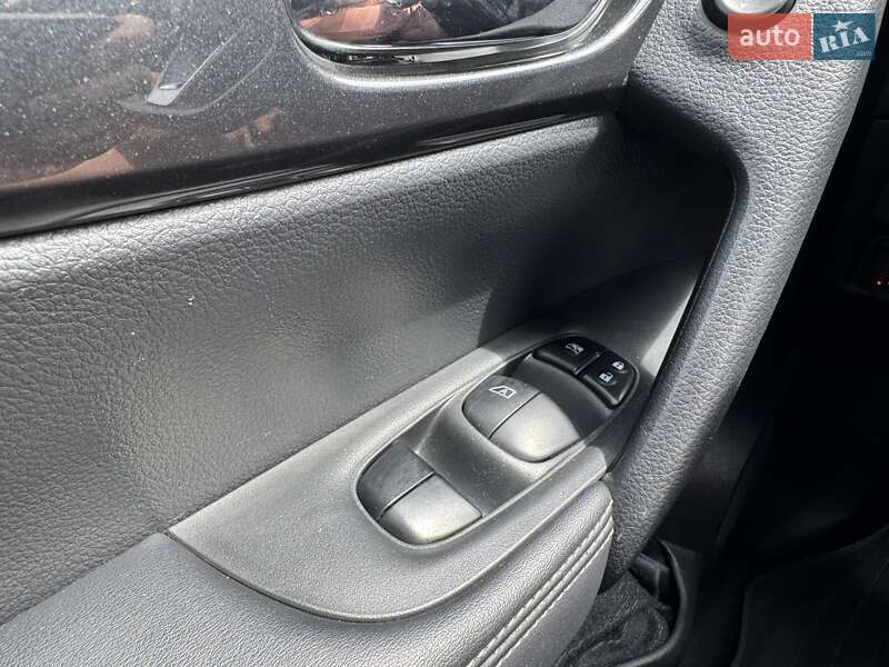 Позашляховик / Кросовер Nissan Rogue 2017 в Полтаві