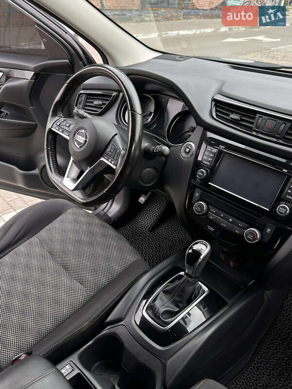 Внедорожник / Кроссовер Nissan Rogue 2017 в Луцке