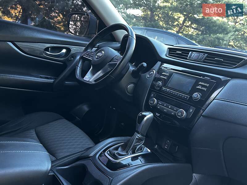 Внедорожник / Кроссовер Nissan Rogue 2017 в Дрогобыче