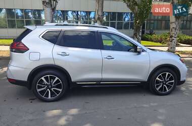 Внедорожник / Кроссовер Nissan Rogue 2018 в 