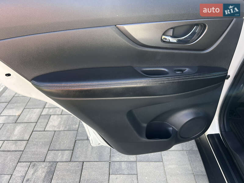 Позашляховик / Кросовер Nissan Rogue 2016 в Рівному