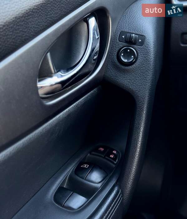 Внедорожник / Кроссовер Nissan Rogue 2016 в Виннице