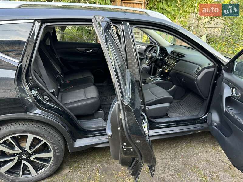 Позашляховик / Кросовер Nissan Rogue 2017 в Гусятині