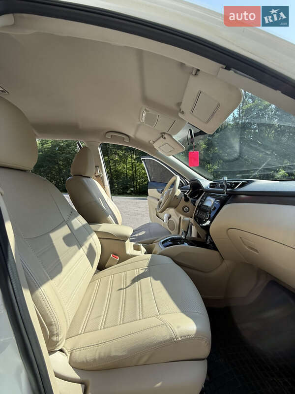 Внедорожник / Кроссовер Nissan Rogue 2015 в Олевске