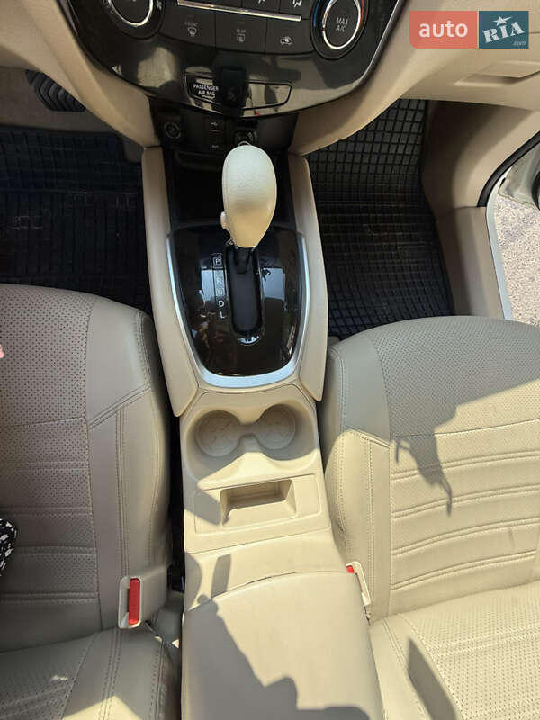 Внедорожник / Кроссовер Nissan Rogue 2015 в Олевске