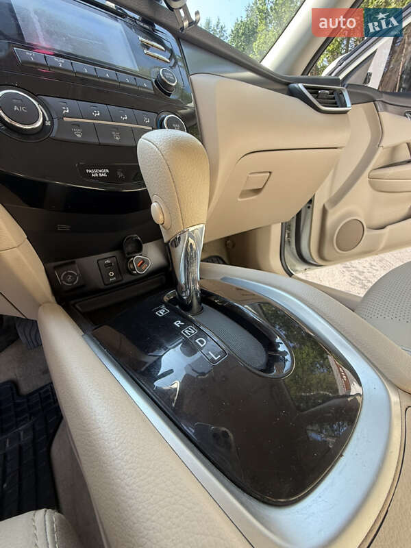 Внедорожник / Кроссовер Nissan Rogue 2015 в Олевске