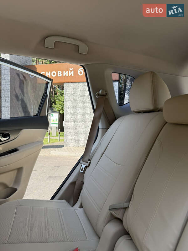 Внедорожник / Кроссовер Nissan Rogue 2015 в Олевске