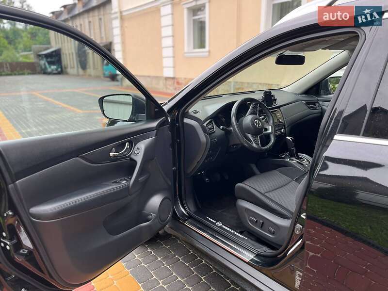 Внедорожник / Кроссовер Nissan Rogue 2017 в Хырове