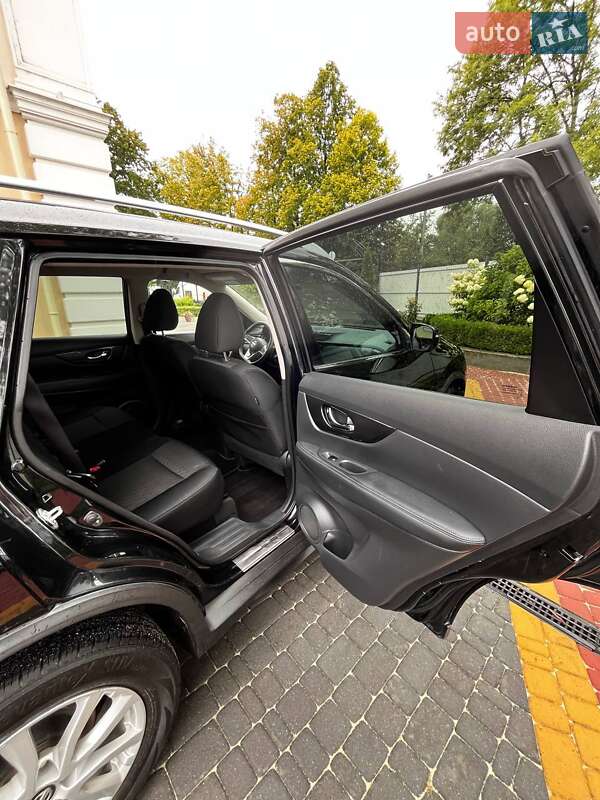 Внедорожник / Кроссовер Nissan Rogue 2017 в Хырове