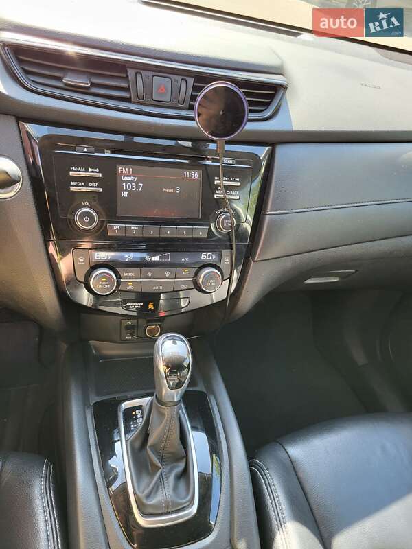 Внедорожник / Кроссовер Nissan Rogue 2017 в Ровно