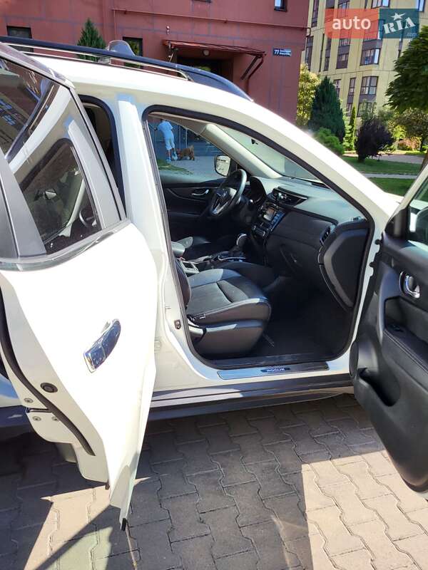 Внедорожник / Кроссовер Nissan Rogue 2017 в Ровно