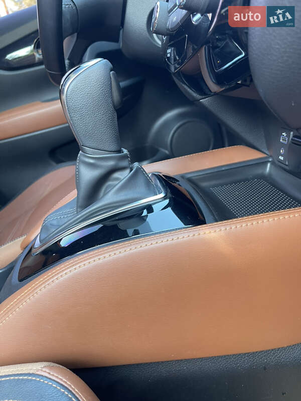 Внедорожник / Кроссовер Nissan Rogue 2017 в Харькове