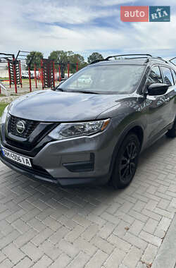 Внедорожник / Кроссовер Nissan Rogue 2018 в 