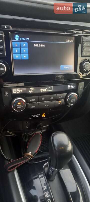 Позашляховик / Кросовер Nissan Rogue 2016 в Жовкві