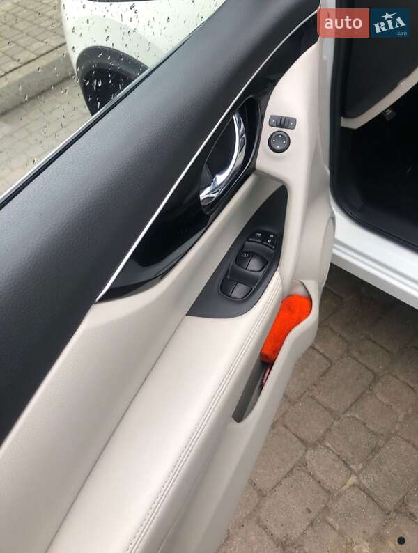 Внедорожник / Кроссовер Nissan Rogue 2017 в Мостиске