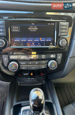 Внедорожник / Кроссовер Nissan Rogue 2018 в 