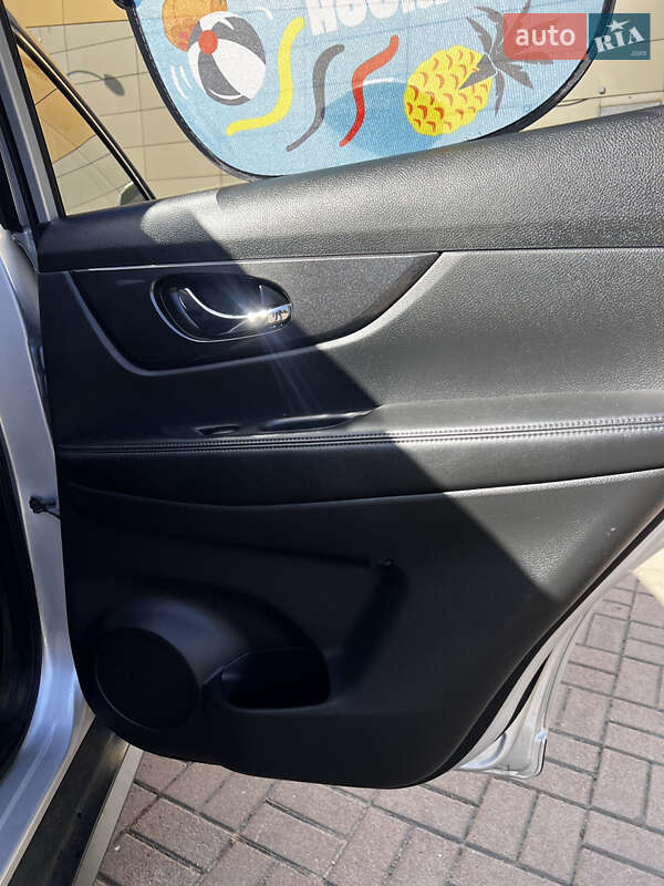 Позашляховик / Кросовер Nissan Rogue 2017 в Києві