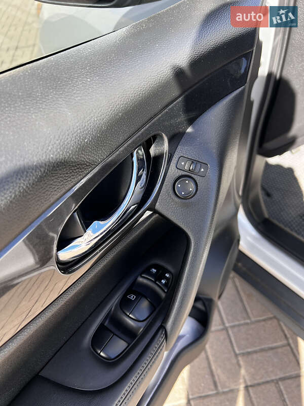 Позашляховик / Кросовер Nissan Rogue 2017 в Києві