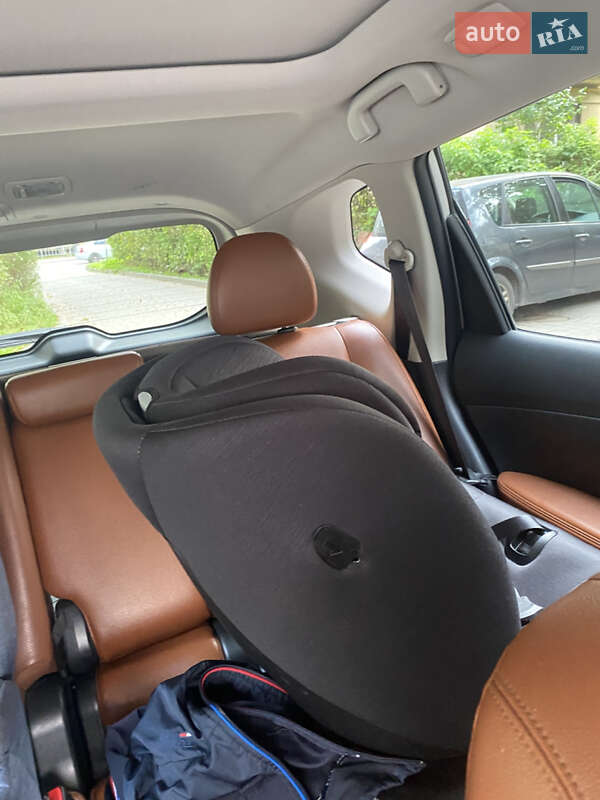 Внедорожник / Кроссовер Nissan Rogue 2017 в Львове