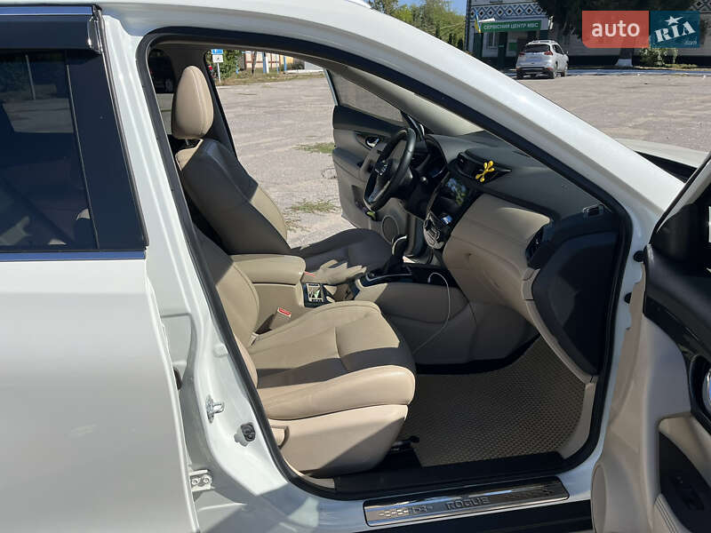 Внедорожник / Кроссовер Nissan Rogue 2016 в Киеве